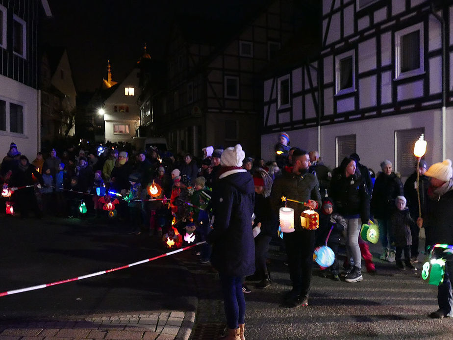 Sankt Martin Laternenumzug durch die Stadt (Foto: Karl-Franz Thiede)